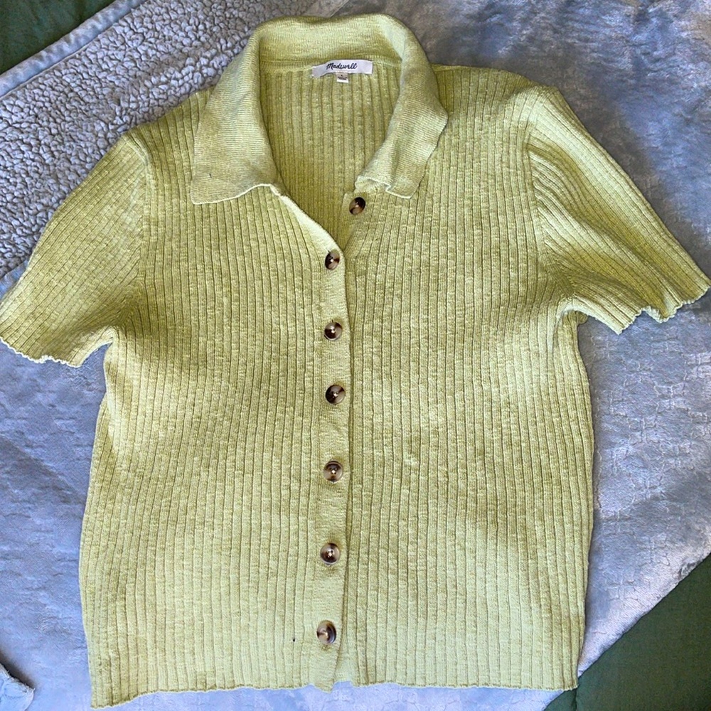 Adorable crop button up top